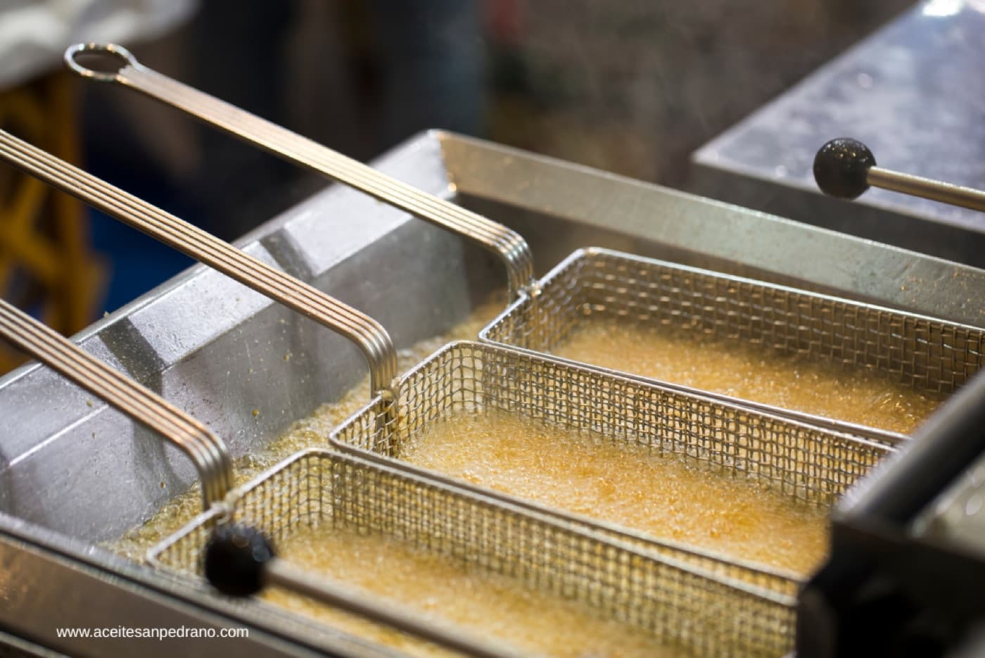 Canastas de fritura con aceite San Pedrano en uso